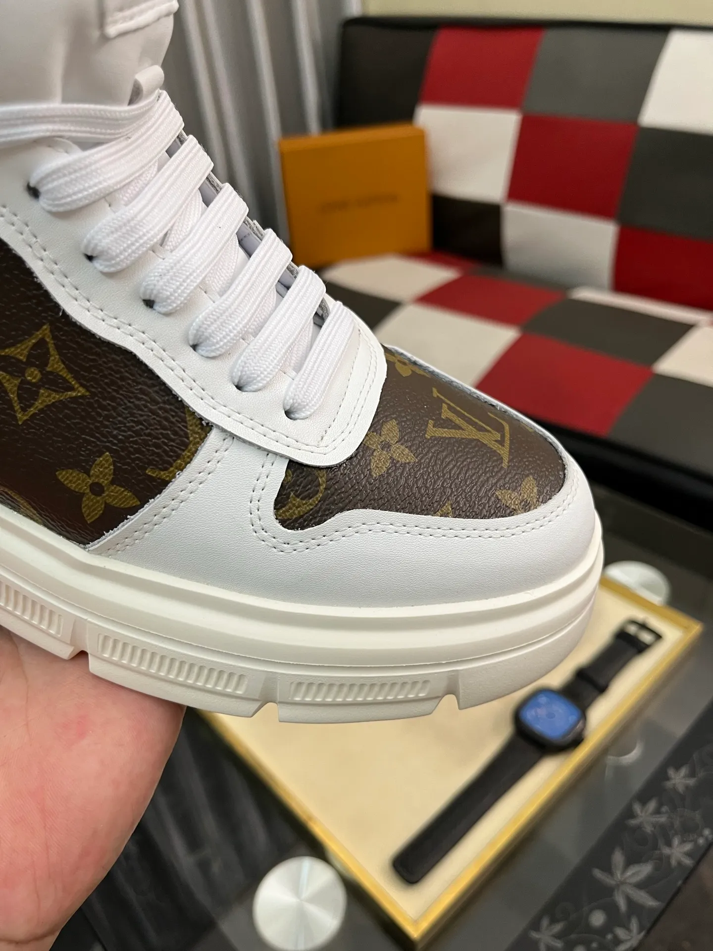Men's shoes 💰420⌚️⌚️《Louis vuitton/LV Louis Vuitton》original quality.~ Unique modern style sneakers. 🏃A must-have casual shoe for trendy men😍😍 Original brand imported from Italy, imported original leather, cow lining (refuses to discolor and grind feet) Sole: Original sole specially provided by the original factory, French lazy style design Size: 38-442️⃣Colors available